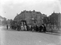 801944 Afbeelding van het vervoer van treinreizigers met behulp van vrachtauto's, aan het begin van de Tweede ...